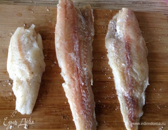 Рыбу посолить, по перчить, сбрызнуть лимонным соком.