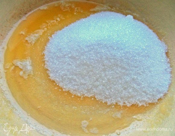 Растопить масло и размешать в нём сахар пока масло горячее.