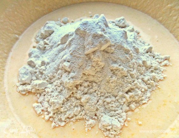 Муку с разрыхлителем и ванилью добавить.