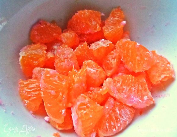 Разрезать пополам дольки. Перемешать с крахмалом или сухим киселём.