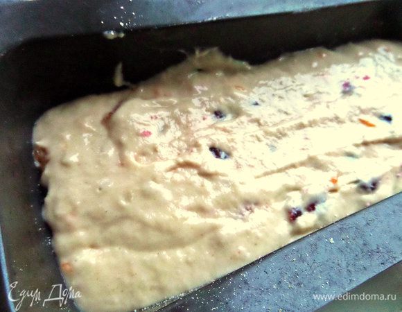 Форму силиконовую 10 см на 23 см смазать маслом, посыпать сухарями и заполнить тестом.