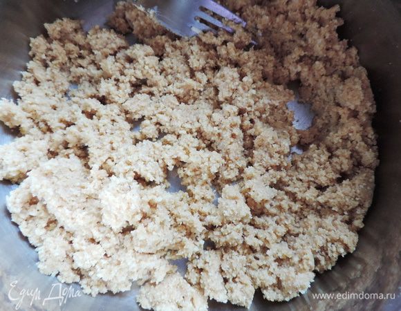 Затем к крошке добавляем размягченное сливочное масло и вилочкой разминаем до получения однородной массы.