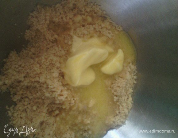 Печенье покрошить очень мелко, можно смолоть, добавить растопленное масло, все хорошо перемешать. 