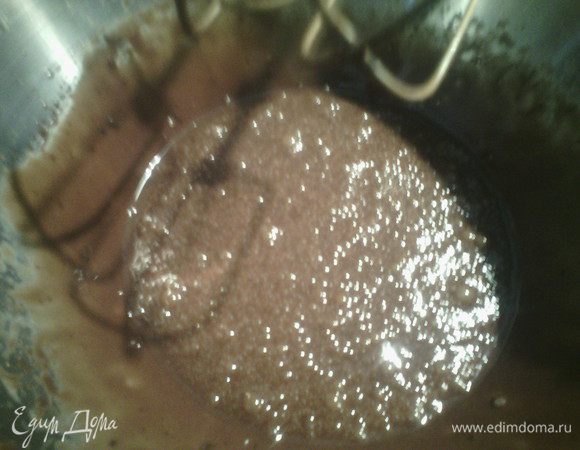 Поставить сливки на огонь, не кипятить, снять с огня, добавить шоколад и все перемешать. Взбить миксером до пузырьков, агар-агар залить 25 мл воды и довести до кипения, варить 1 мин, тонкой струйкой влить в шоколадную смесь, взбивая миксером на средней скорости. Оставить немного оставить. 