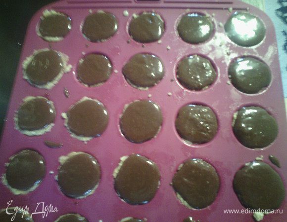 Ну, а теперь аккуратно добавить шоколад. Сразу скажу, шоколад не будет твердый, будет похож на что-то среднее между муссом и нутеллой. Поставить в холодильник на ночь.