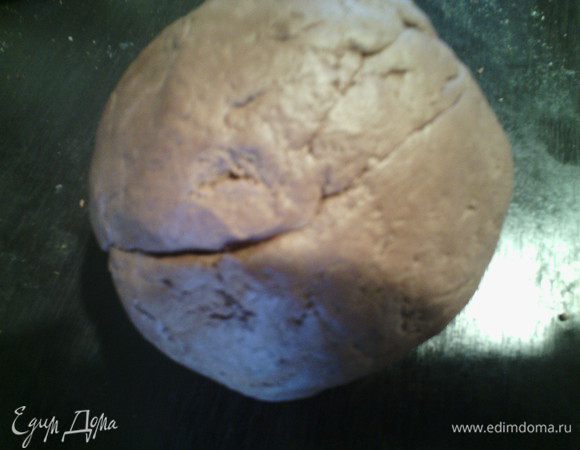 Замешать тесто, завернуть в пищевую плёнку и убрать в холодильник на 2 часа. 