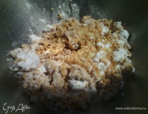 Смолоть арахис мелко, добавить все сухие ингредиенты, перемешать. 