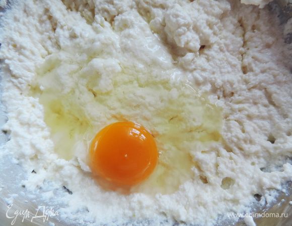 По одному добавляем яйца и продолжаем взбивать.