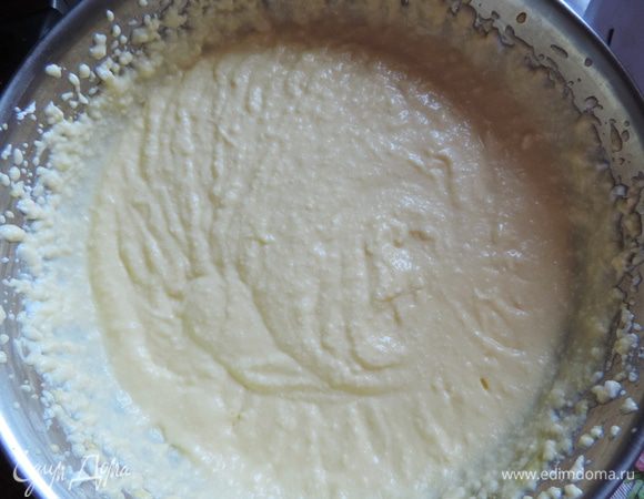 Добавляем в нашу творожную массу лимонный сок с пудингом, взбиваем миксером до однородности. В книге написано, "взбивать до загустения массы", я так этого и не дождалась.
