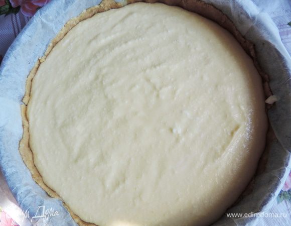 Готовую массу выкладываем в форму с основой из печенья. Выпекаем час в разогретой до 160 градусов духовке.