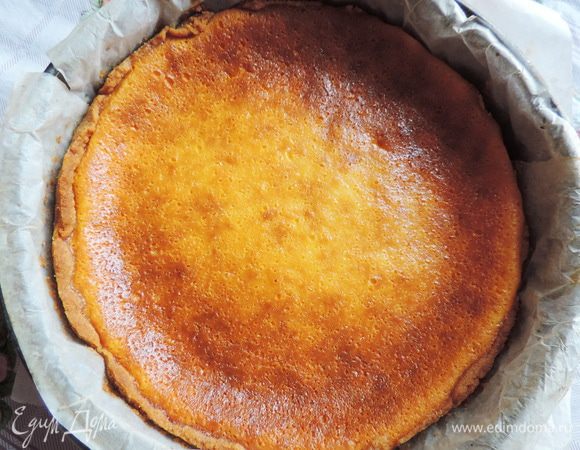 Готовый чизкейк остудить в форме и поставить в холодильник минимум на 4 часа. Я оставила на ночь.