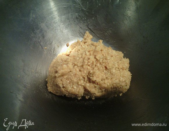 Добавить мед и понемногу добавить апельсиновую воду, масса должна получиться "как пластилин" с которой можно делать шарики и они не разваливаются. 