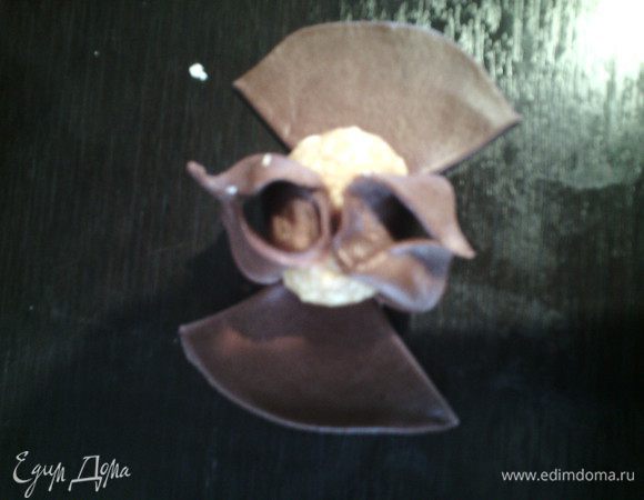 Из начинки скатать шарик с грецкий орех и положить на середину. Теперь защипнуть две противоположные стороны и крылышки. 