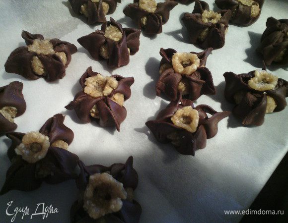 Из начинки сделать плоский кружок и прижать в середине карандашом. Оставляем подсыхать на 6 часов.