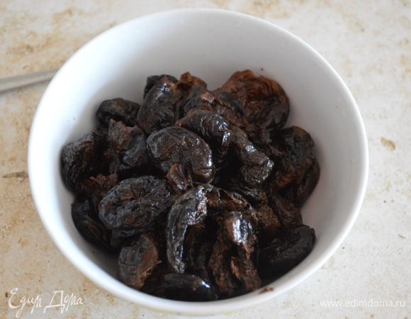 Чернослив замачиваем в горячей воде на 30 мин.