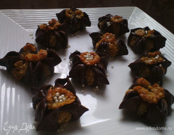 По истечении времени ставим в заранее разогретую духовку 180 на 20 минут. 
Смешать мед с апельсиновой водой и поставить в микроволновую печь на 15 секунд. Смазать гвоздики. Дать полностью остыть. Приятного чаепития.