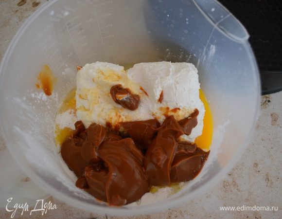 Для приготовления начинки к творогу добавить яйца, вареную сгущенку и крахмал, тщательно смешать блендером.