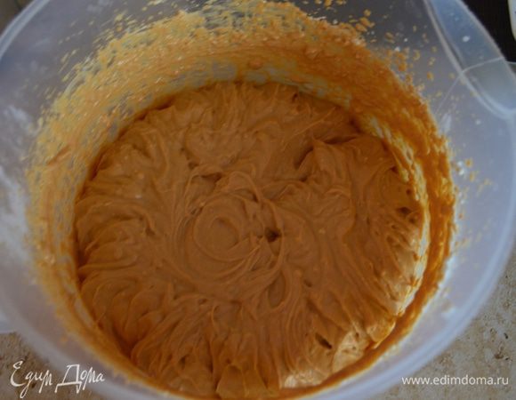 Получается пышная творожно-карамельная масса.