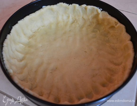 Охлажденное тесто выложить в форму (у меня она диаметром 26 см, если у вас есть меньше 22-23 - это только приветствуется, т.к. пирог получится выше и красивее)