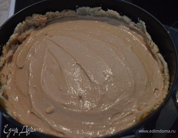 Сверху творожно-карамельную массу и в духовку на 35-40 мин при 180 С.