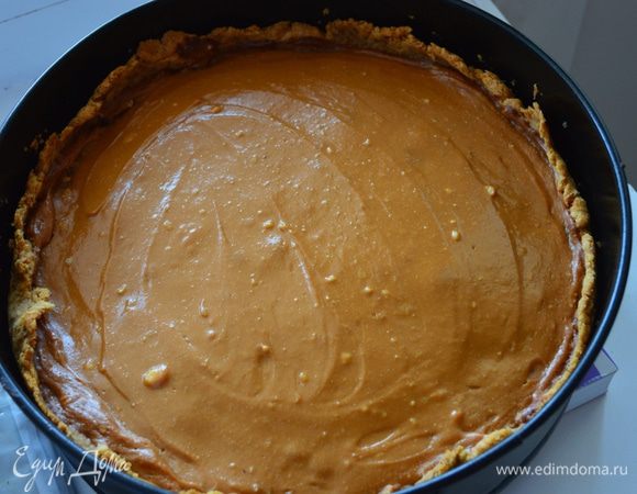 Готовый пирог вынемаем из духовки. Даем полностью остыть и только тогда достаем из формы.