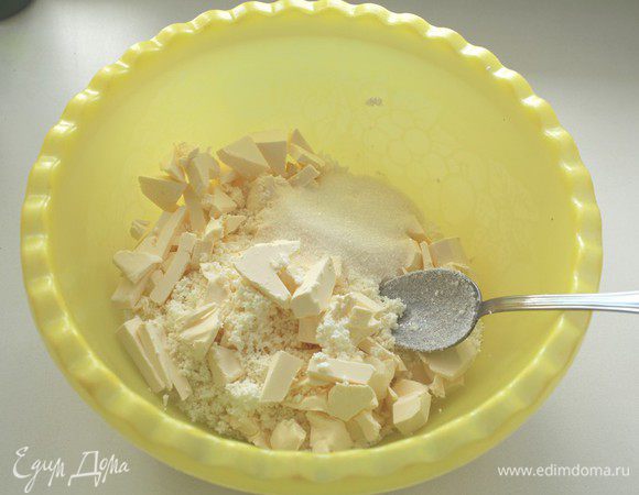 За день до выпечки приготовить тесто. Смешать мягкое масло, творог и сахар.