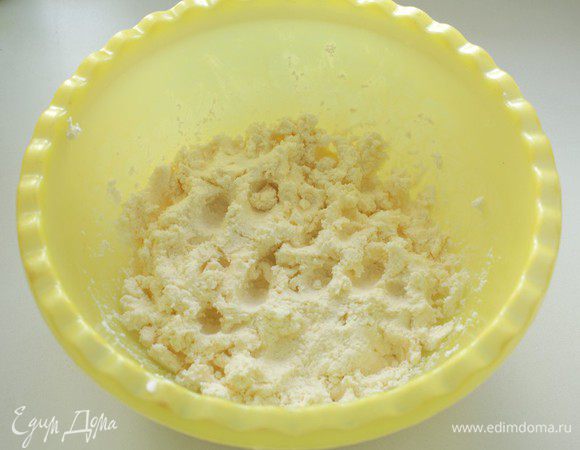 Получится зернистая масса, к которой нужно добавить просеянную муку и перемешивать до образования однородного, мягкого теста.