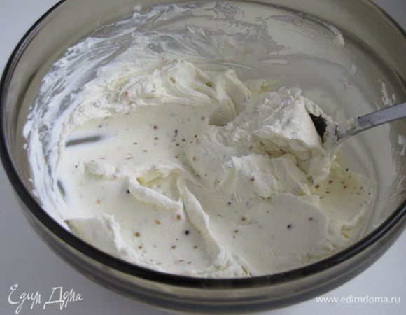 Творожный сыр перемешать со сметаной, оливковым маслом и дижонской горчицей до получения однородной кремообразной массы. Приправить солью и перцем по вкусу.