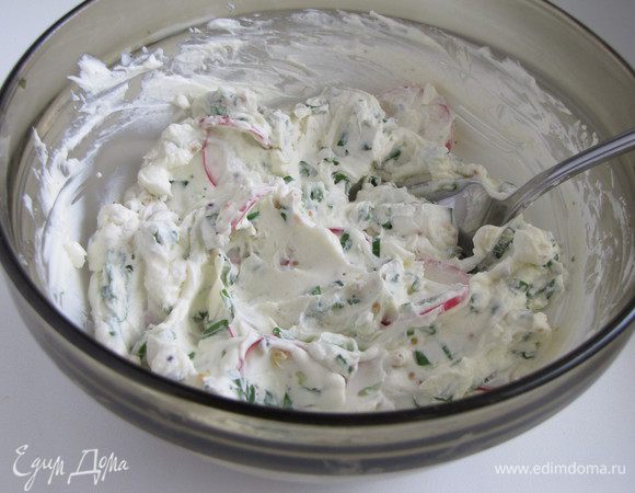 Добавить лук и редис.