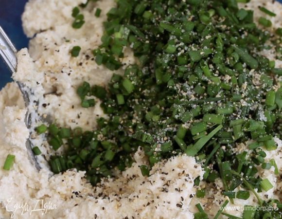 В полученную массу добавить лук и перемешать, посолить по вкусу.