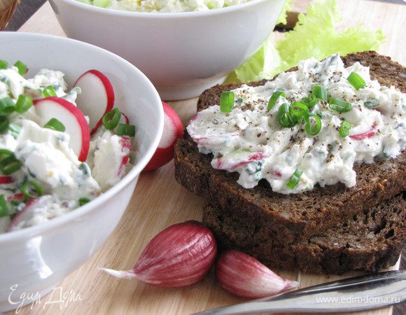 Намазать паштетом ломтики черного хлеба с семечками или отрубями, подавать с салатным листом. Очень вкусно!