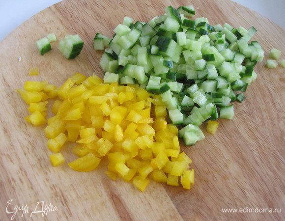 Теперь приготовим паштет с перцем и огурцом. Перец и огурец нарезать мелким кубиком.