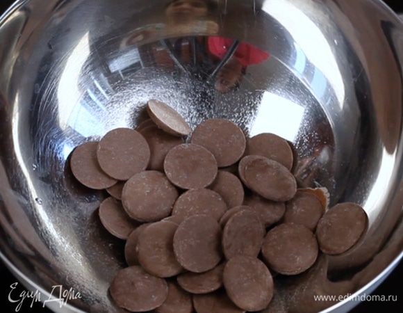 Растопить шоколад на водяной бане.