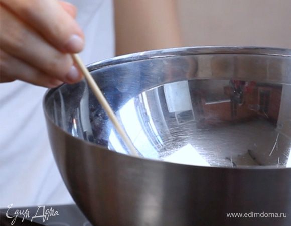 Клубнику насадить на шпажку, затем опустить в шоколад. Выложить на блюдо и дать шоколаду полностью застыть.