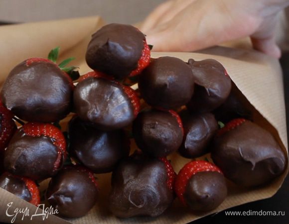 Затем собрать всю клубнику в букет, завернуть в бумагу и закрепить клейкой лентой и бечёвкой.