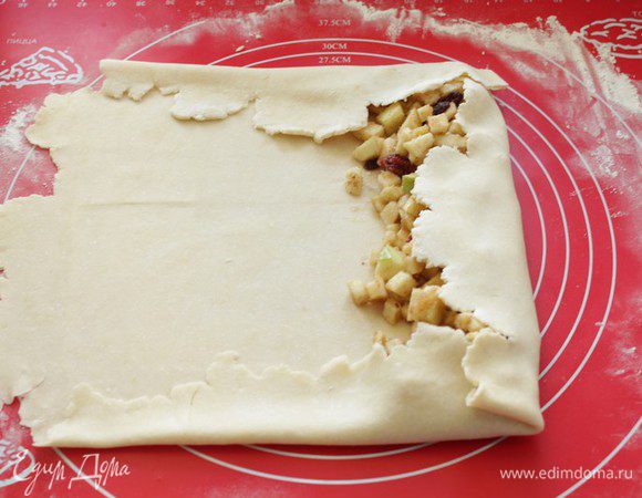 Загните края.