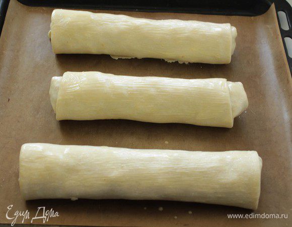 Переложите на противень, выстланный пергаментом для выпечки и смазанный маслом.
