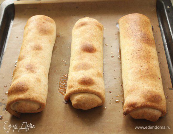 Выпекайте при температуре 180°С минут 40, затем снизьте температуру до 130°С и выпекайте ещё минут 25. Так яблочный штрудель хорошо пропечётся и снаружи и внутри. Во время выпекания яблочный штрудель нужно 3 раза смазывать растопленным сливочным маслом.