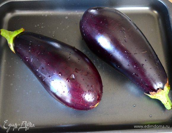 Подготовьте все овощи. Духовку включите на 220°C. Овощи лучше запекать по очереди, так как на их приготовление требуется разное время... Поэтому сначала выложите на противень баклажаны, предварительно наколите их в нескольких местах вилкой. Поставьте в горячую духовку на 20-25 минут.
