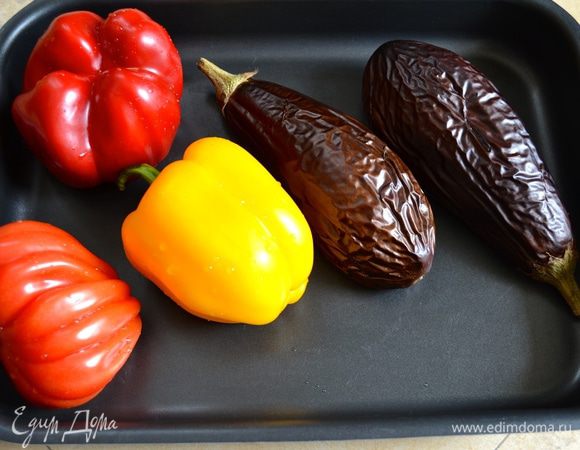 Затем достаньте противень и выложите к баклажанам сладкие перцы и помидоры. Поставьте всё запекаться ещё на 25 минут.