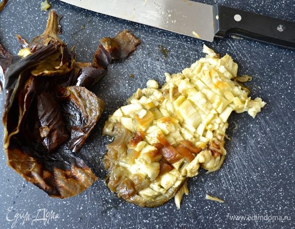 Затем очистить от кожуры (семян) все овощи и измельчить, порубить ножом! Баклажан...