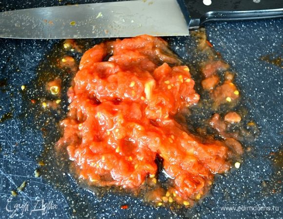 Помидоры. При желании, овощи можно нарезать и немного покрупнее, но мне нравится именно так.