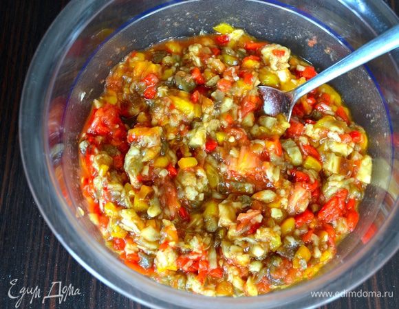 Нарезанные овощи сложить в салатник и перемешать.