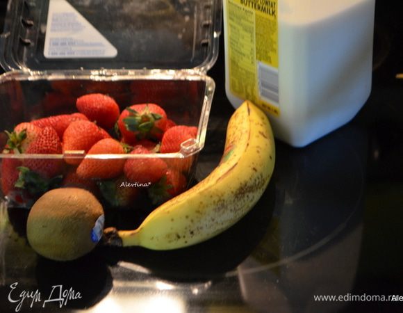 Приготовим все для коктейля. Ягоды свежие можно заменить на замороженные.