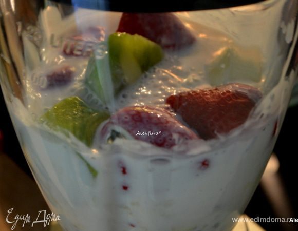 Заполним блендер перечисленными ингредиентами. Взбить до мягкого состояния.