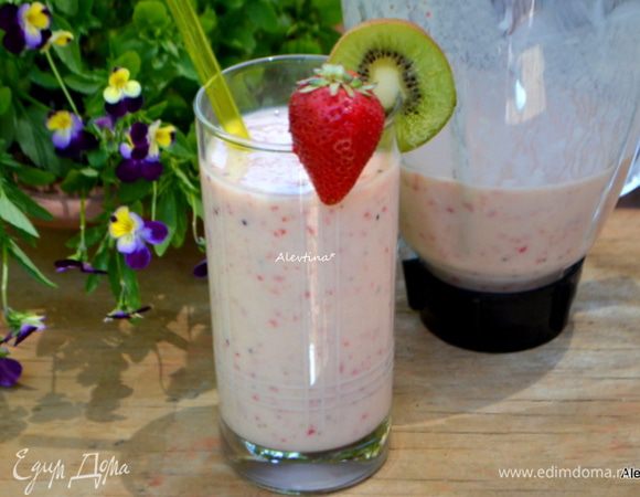 Разлить в две емкости.  Украсить киви и ягодами. Наслаждаемся напитком здоровья.