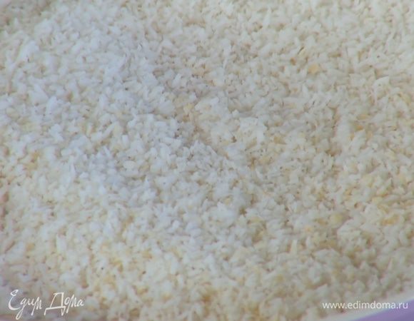 Разогреть сковороду и прогреть в ней кокосовую стружку до слегка золотистого цвета.