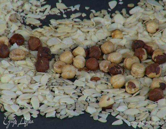 Семена подсолнечника, миндальные хлопья и фундук высыпать на противень и подсушивать в разогретой духовке 5–10 минут.
