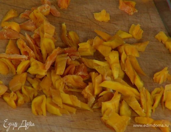Вяленое манго нарезать небольшими кусочками.