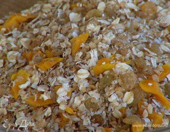 Кокосовую стружку перемешать с нарезанным манго, изюмом, гречневыми и овсяными хлопьями, посолить и все перемешать.